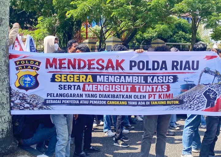 Ratusan Mahasiswa Mendesak Polda Riau Untuk Segera Mengambil Alih dari Polres Siak Kasus Dugaan Kecelakaan K3 PT KIMI